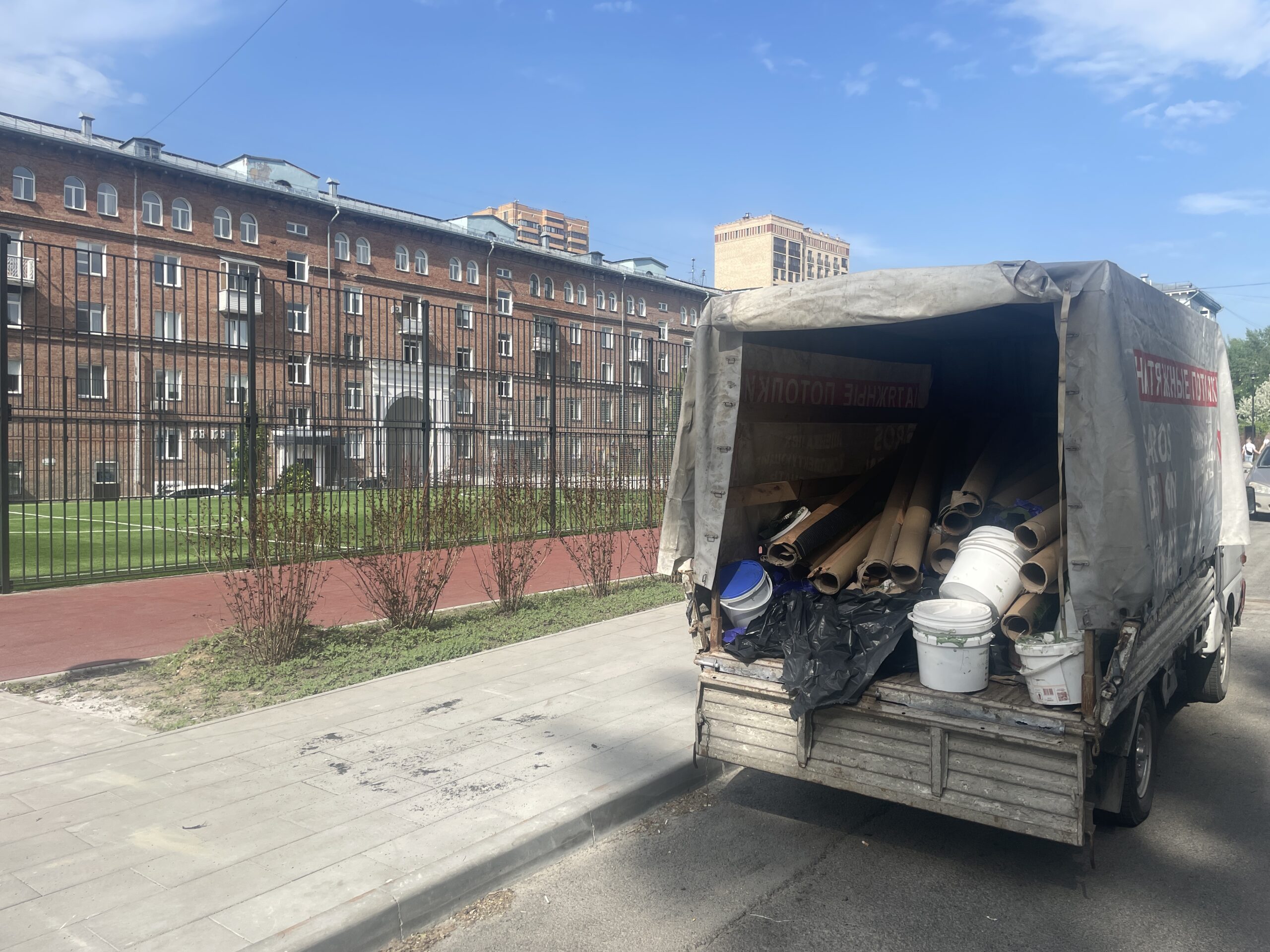 Вывоз мусора на улице Котовского после настила искусственного газона
